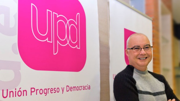 Juan Ramón Orellana, posando junto a un banner con el logo de UPyD